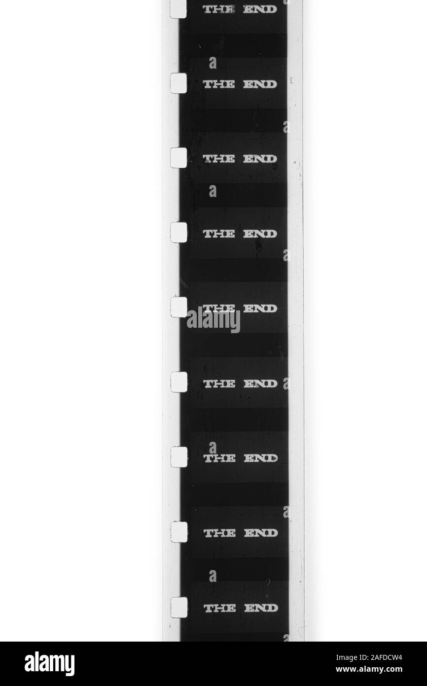 Dettaglio del super 8 mm striscia di pellicola in bianco e nero film con la fine del testo in nero lo sfondo del cinema Foto Stock