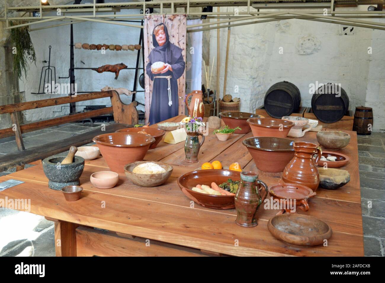 All'interno dell'Abate's Lodge Cucina a Glastonbury Abbey, Glastonbury, Somerset, Regno Unito. Il leggendario luogo di sepoltura di re Artù. Foto Stock