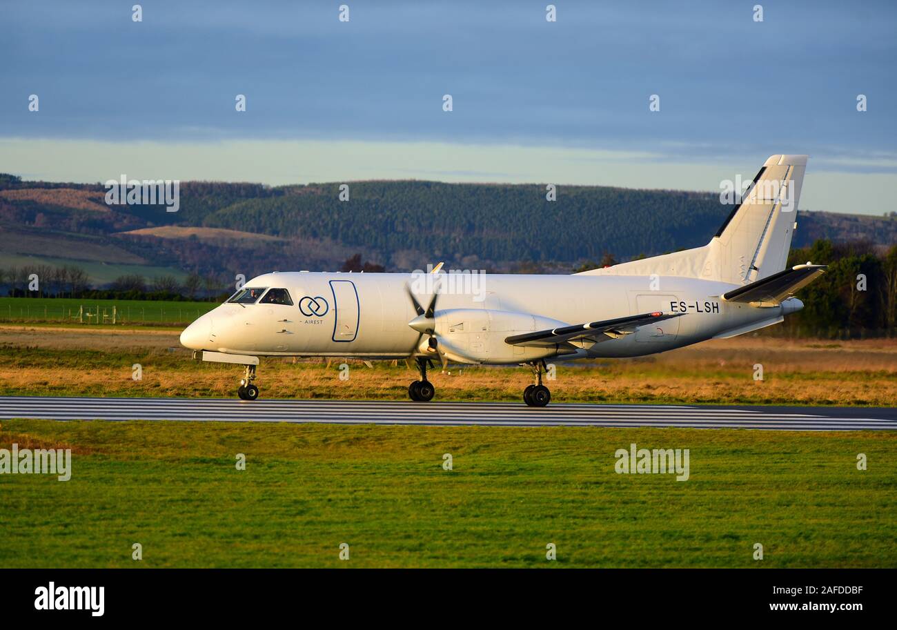 Costruito svedese Saab 340 AF twin propulsori a turboelica aerei cargo arrivando all'aeroporto di Inverness nelle Highlands scozzesi nel Regno Unito. Foto Stock