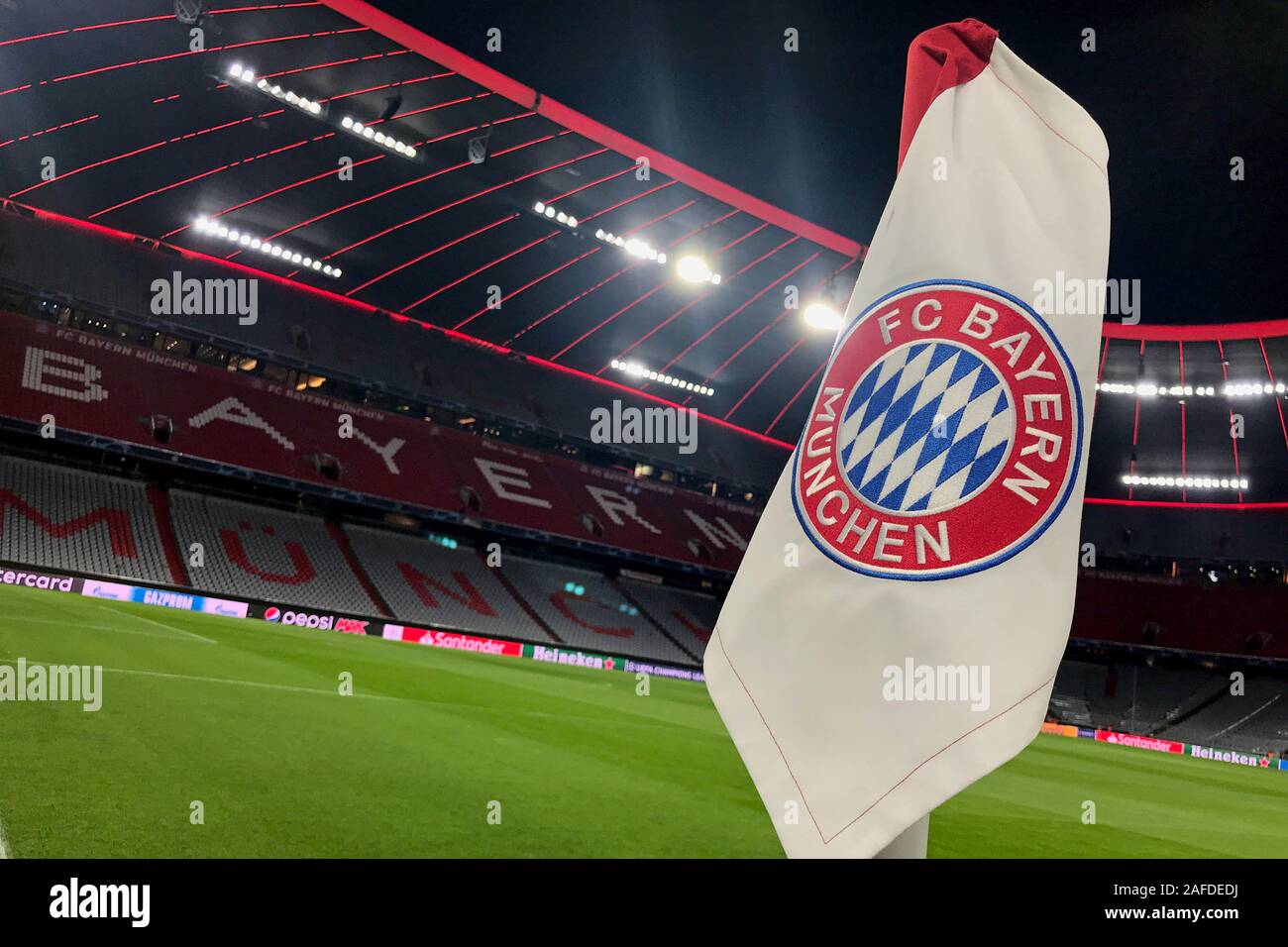 Oggetto periferico, funzione. Bandiera con FC Bayern emblema del club, club stemma di fronte a un vuoto stadio. Soccer 1.Bundesliga, XV Giornata giornata15, FC Bayern Monaco di Baviera (M) - SV Werder Bremen (HB) 6-1, su dicembre 14th, 2019 in Muenchen ALLIANZARENA, DFL REGOLAMENTI VIETANO QUALSIASI USO DI FOTOGRAFIE come sequenze di immagini e/o quasi-VIDEO. | Utilizzo di tutto il mondo Foto Stock