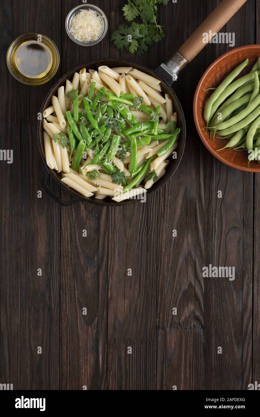 Il tofu di lenticchie rosse penne pesto insalata di pasta croccante di pasta di tofu penne di tofu solido basilico Pesto Foto Stock