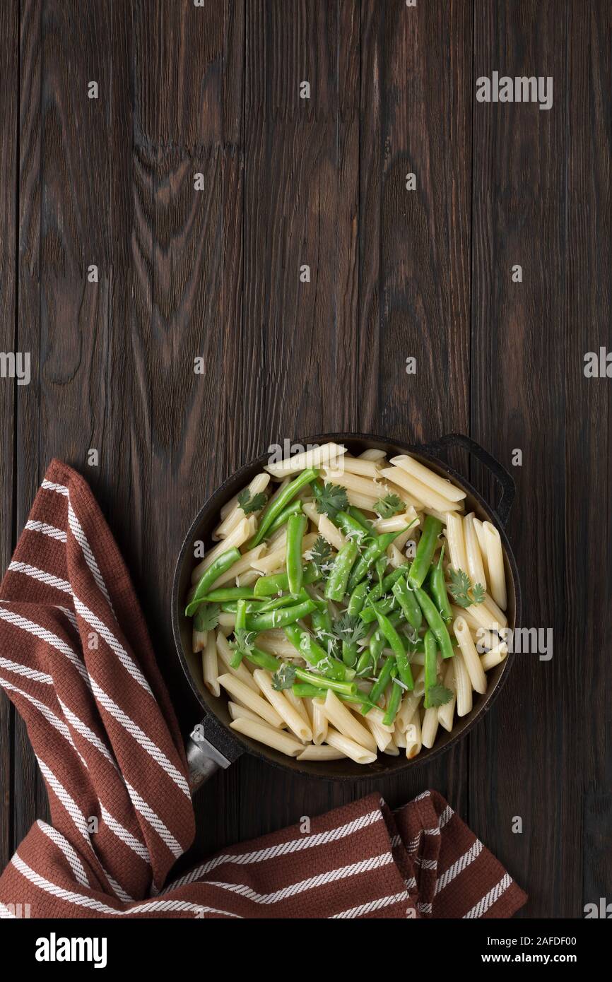 Il tofu di lenticchie rosse penne pesto insalata di pasta croccante di pasta di tofu penne di tofu solido basilico Pesto Foto Stock