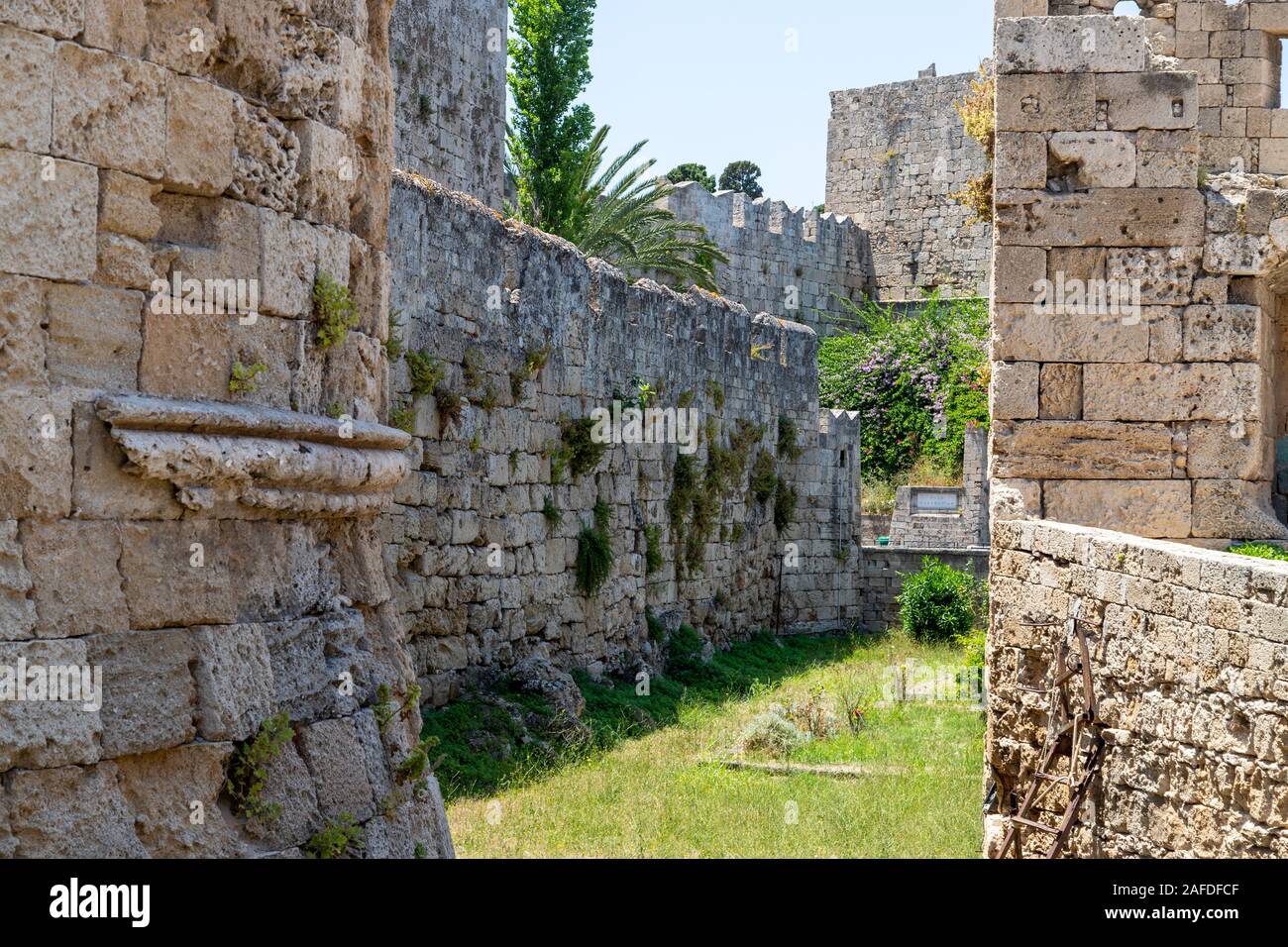 Parte delle antiche mura della città con fossato nella città vecchia di Rodi città sull isola greca di Rodi Foto Stock