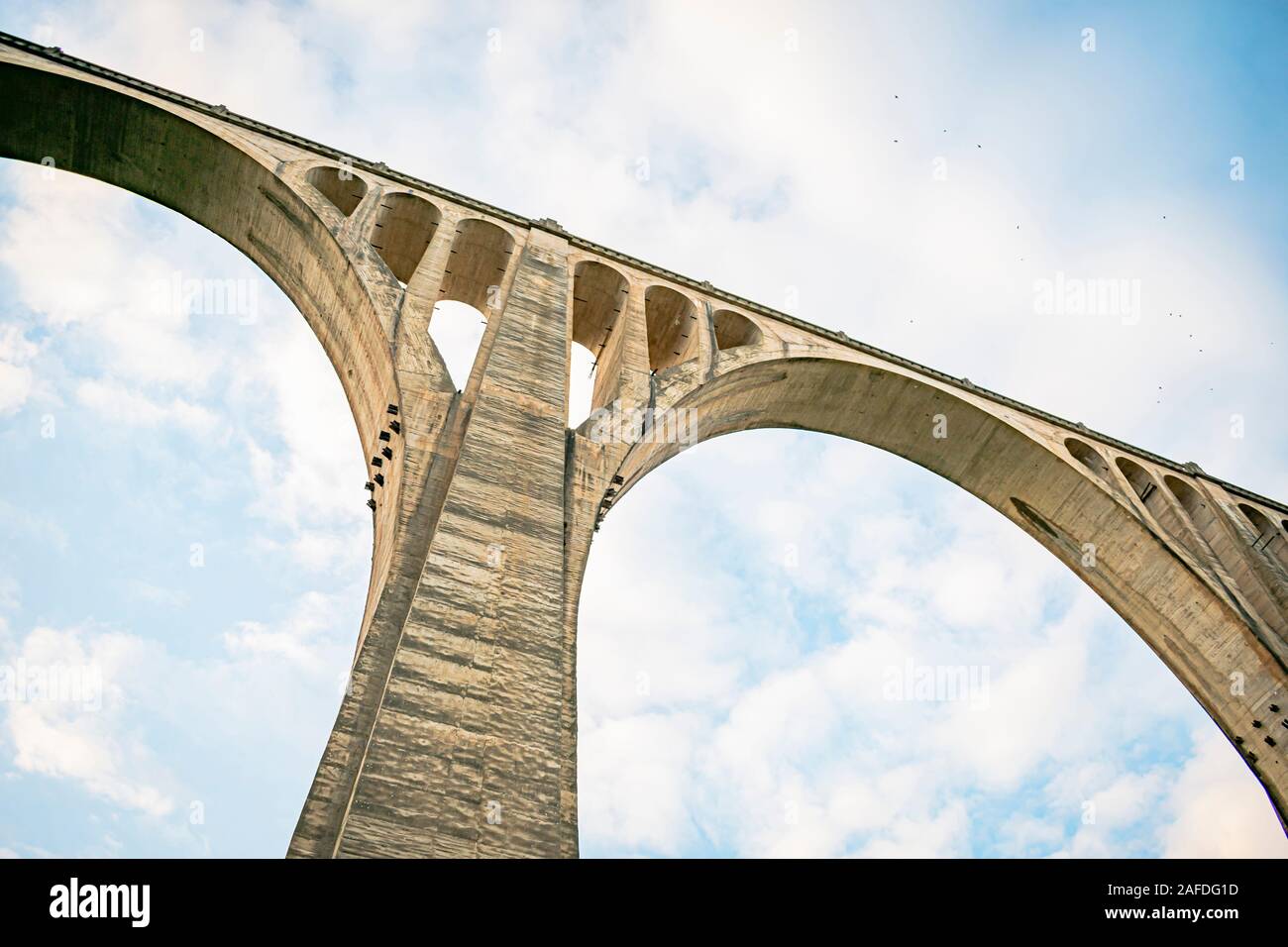 Grande ponte con occhi diversi in ciascuna arcata per rinforzare la sua struttura e la sostenibilità Foto Stock