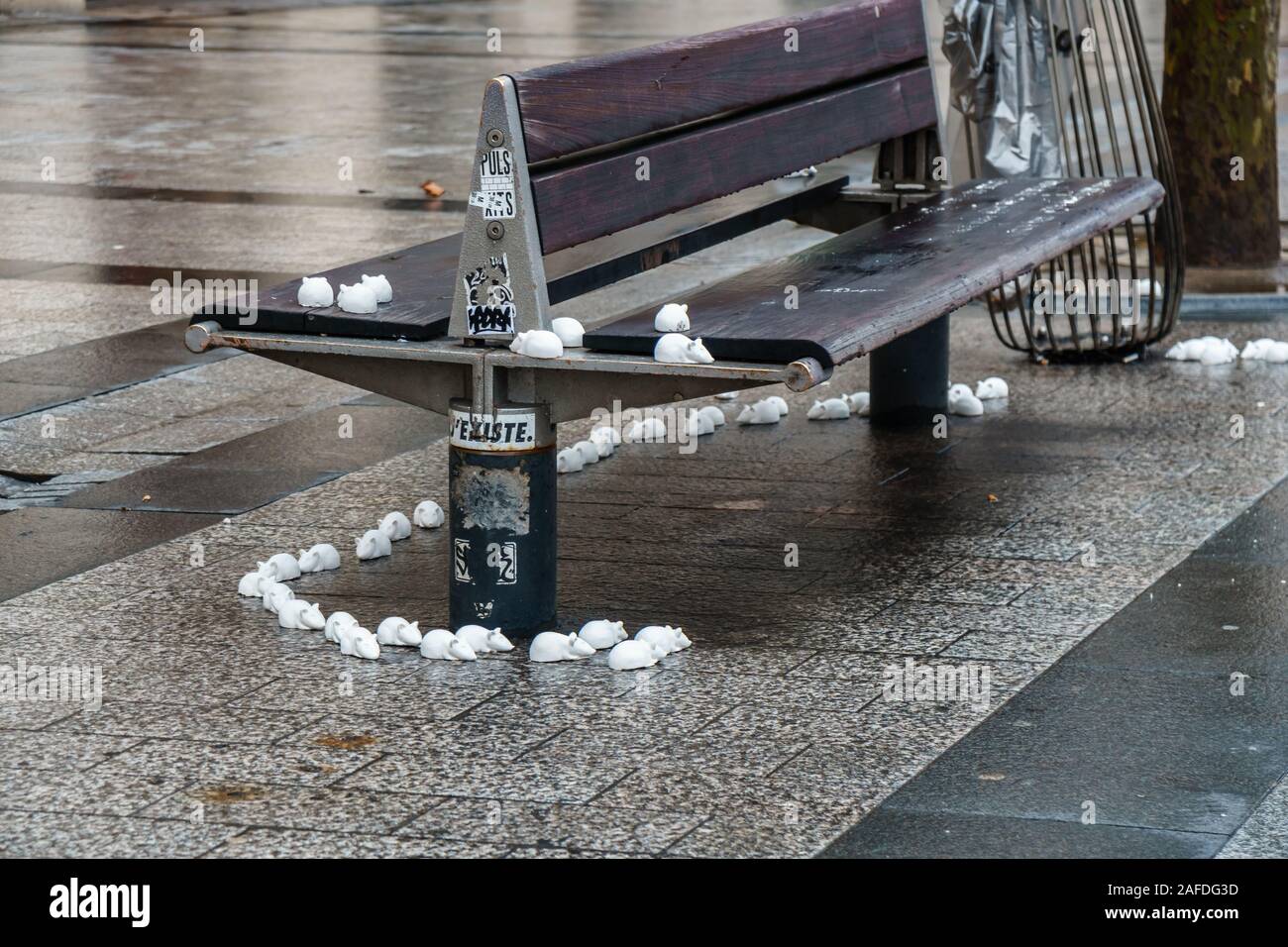 Parigi, Francia - 20.01.2019: gesso topi per le strade di Parigi. azione contro i roditori. Animali. Foto Stock