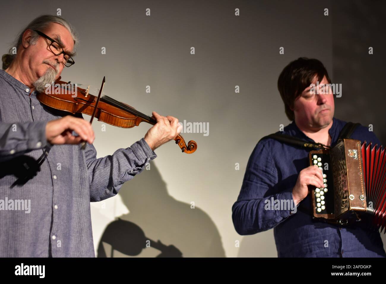 Peter Knight e John Spiers in prestazioni a Rook Lane Cappella, Frome, Somerset, Inghilterra. 12 Dicembre 2019 Foto Stock