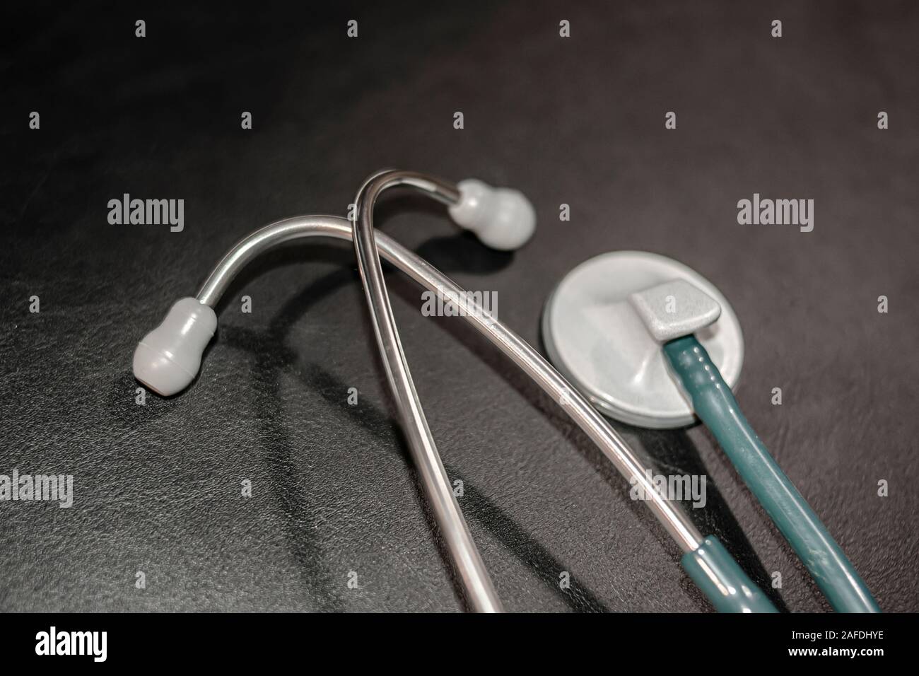 Dispositivo chiamato uno stetoscopio o uno stetoscopio di eseguire respiratoria e cardiaca controllo medico-ups Foto Stock