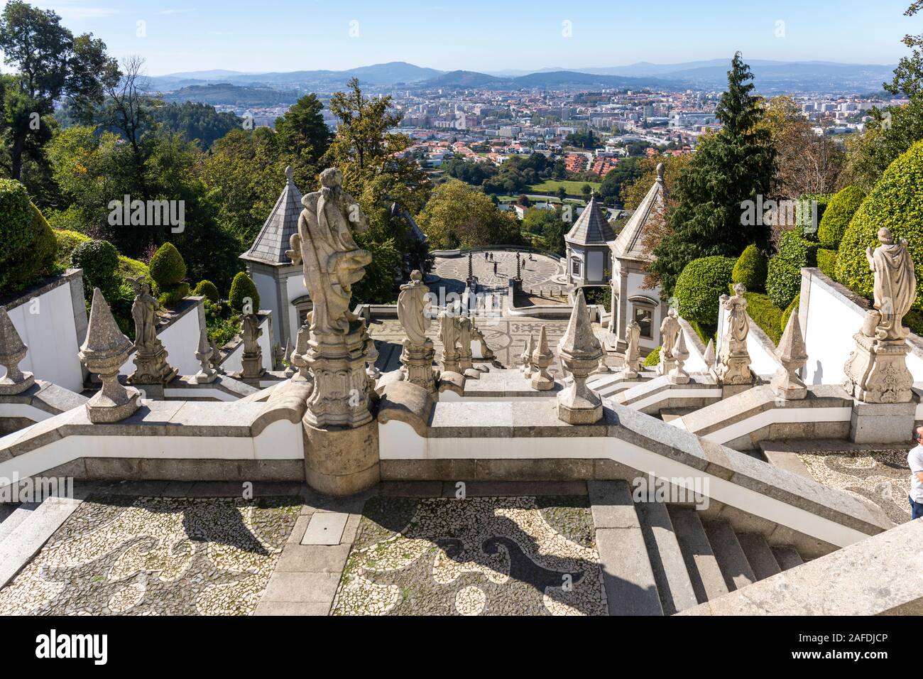 Nato Gesù do Monte. Bom Jesus do Monte è un santuario portoghese in Tenões, al di fuori della città di Braga in Portogallo settentrionale. Il suo nome significa buona Jesu Foto Stock