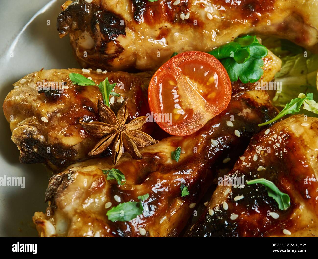 Miele di cosce di pollo disossate Teriyaki - padella o pentola istantanea,  unire la salsa di soia, vino di riso, miele, aglio, zenzero e sriracha in  una padella Foto stock - Alamy