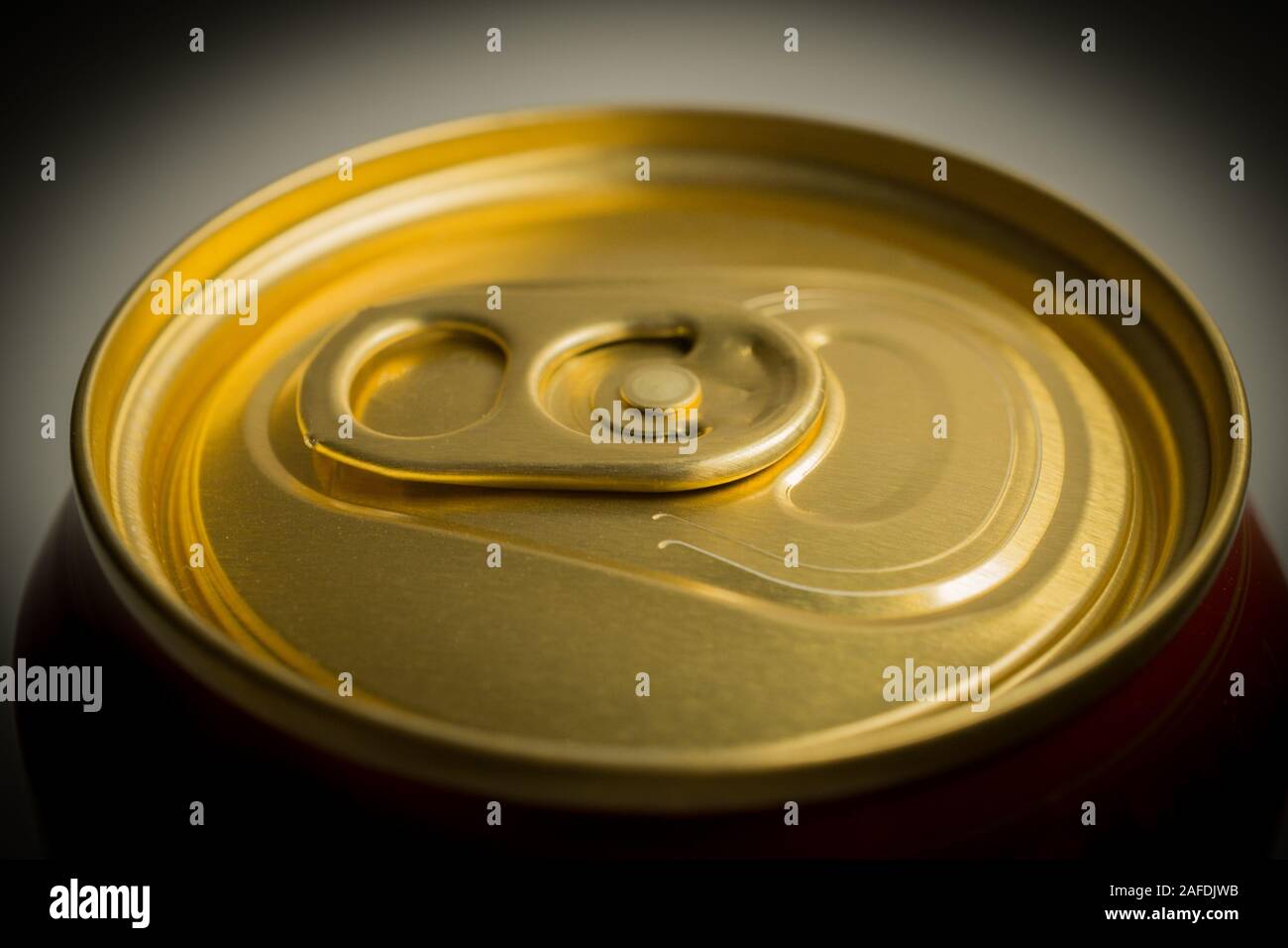 In prossimità della parte superiore della bomboletta di alluminio per bibite analcoliche o birra con ancora cappuccio chiuso. side shot Foto Stock