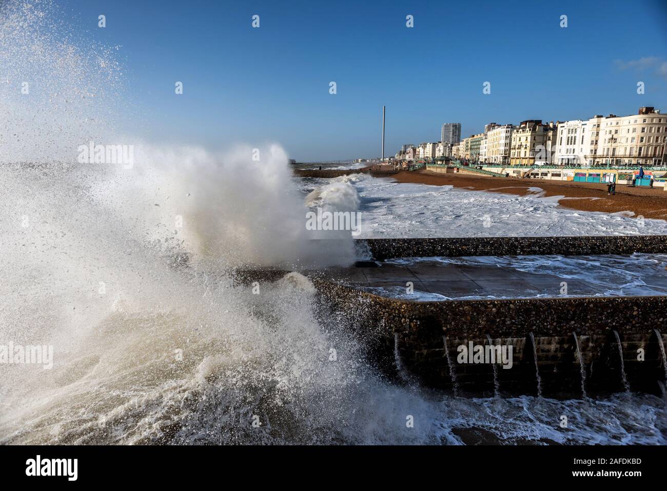 Le tempeste di schiantarsi sulla spiaggia di Brighton, con una forza tale che una delle pareti groyne è stato violato. Foto Stock