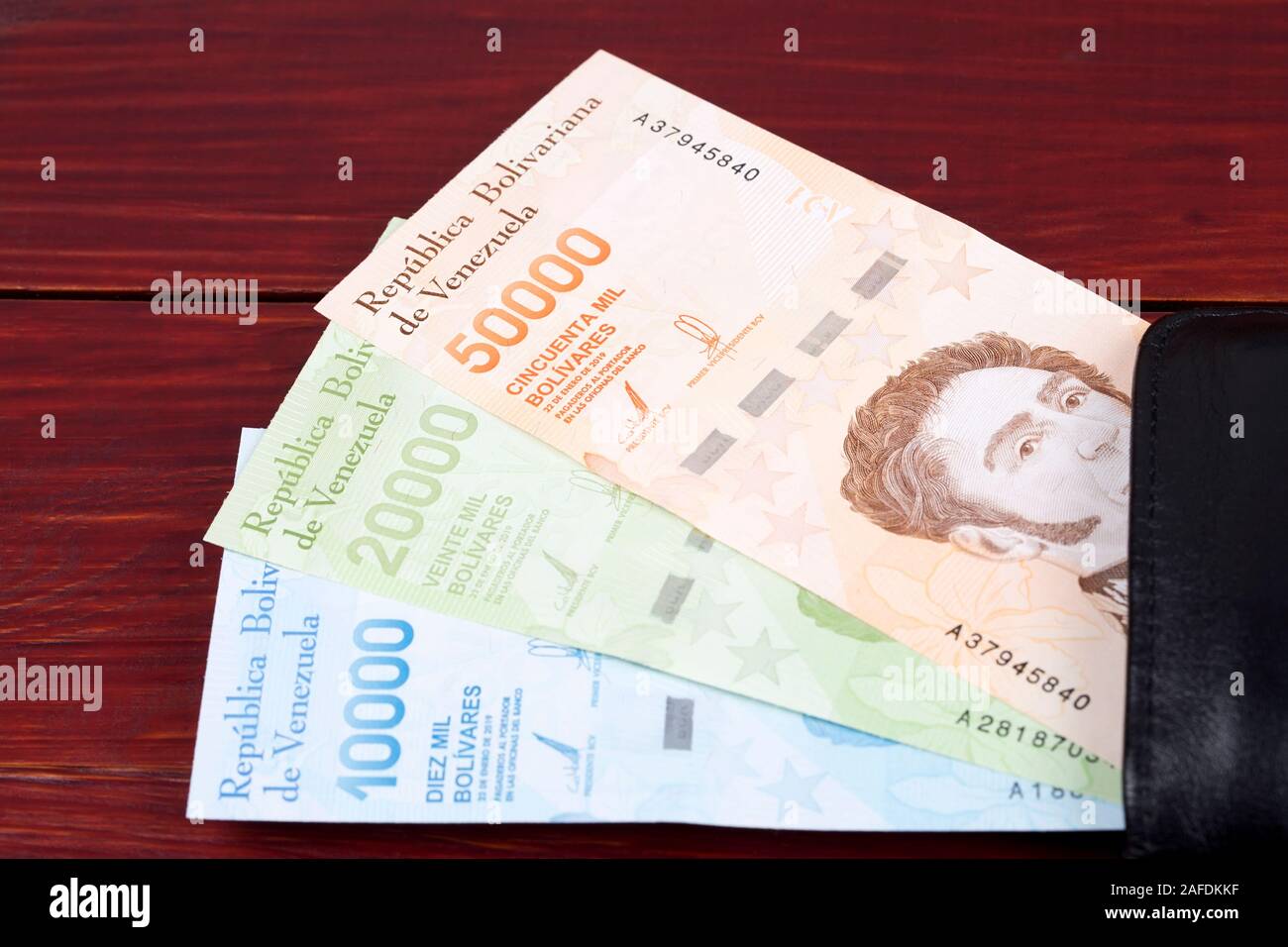 Bolivar venezuelano - La nuova serie di banconote nel portafoglio Foto Stock