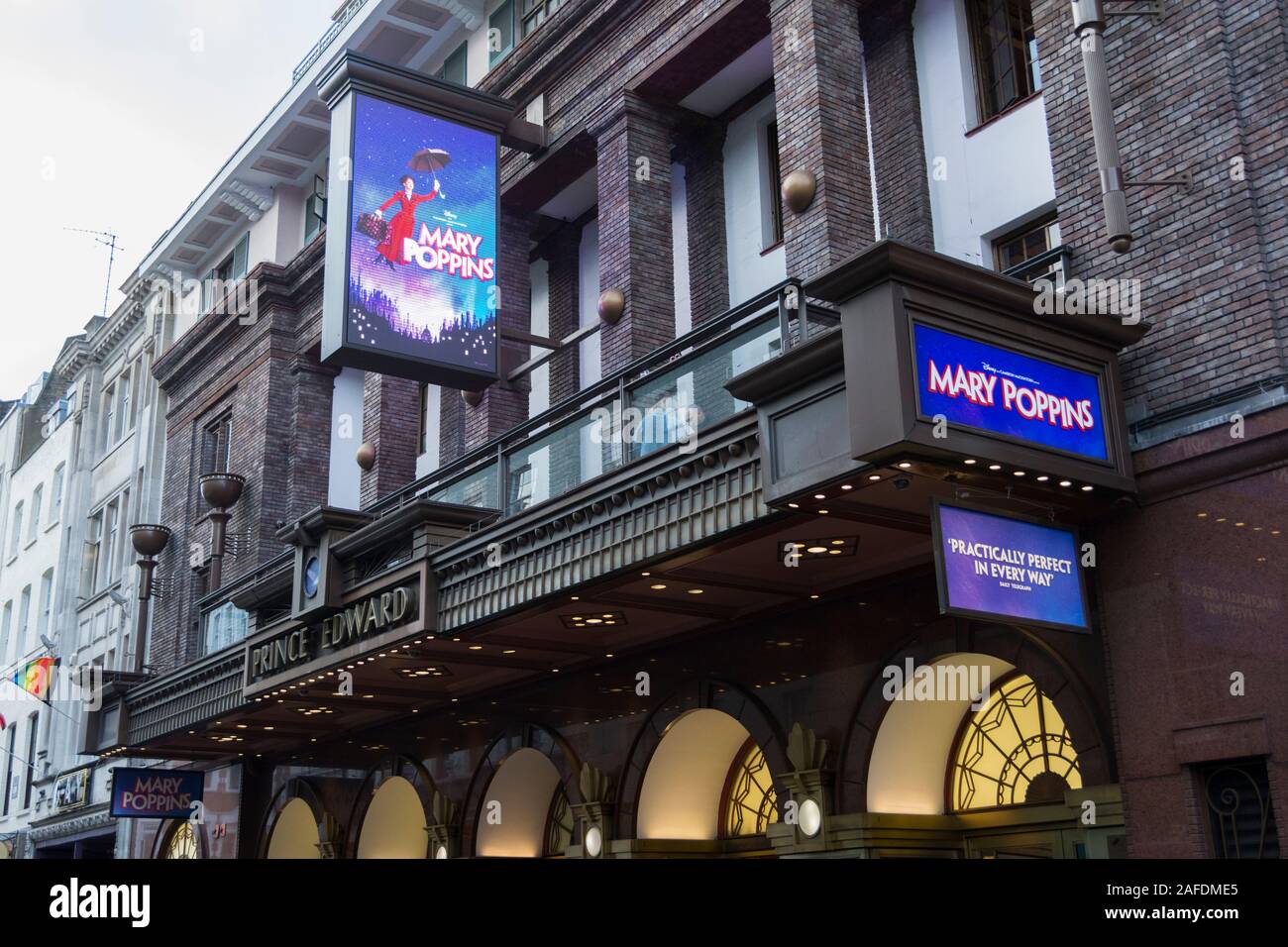 Digital Signage al di fuori della Mary Poppins musical al Prince Edward Theatre, Old Compton Street, Soho, London, W1, Regno Unito Foto Stock