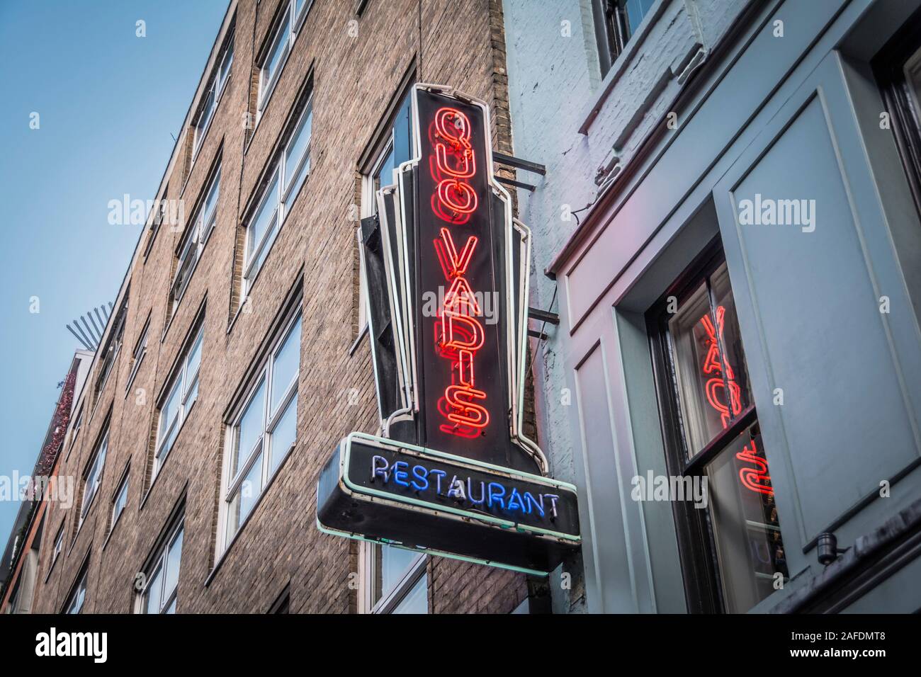 Segnaletica fuori dal ristorante Quo Vadis, Dean Street, Soho, Londra, W1D, Regno Unito Foto Stock