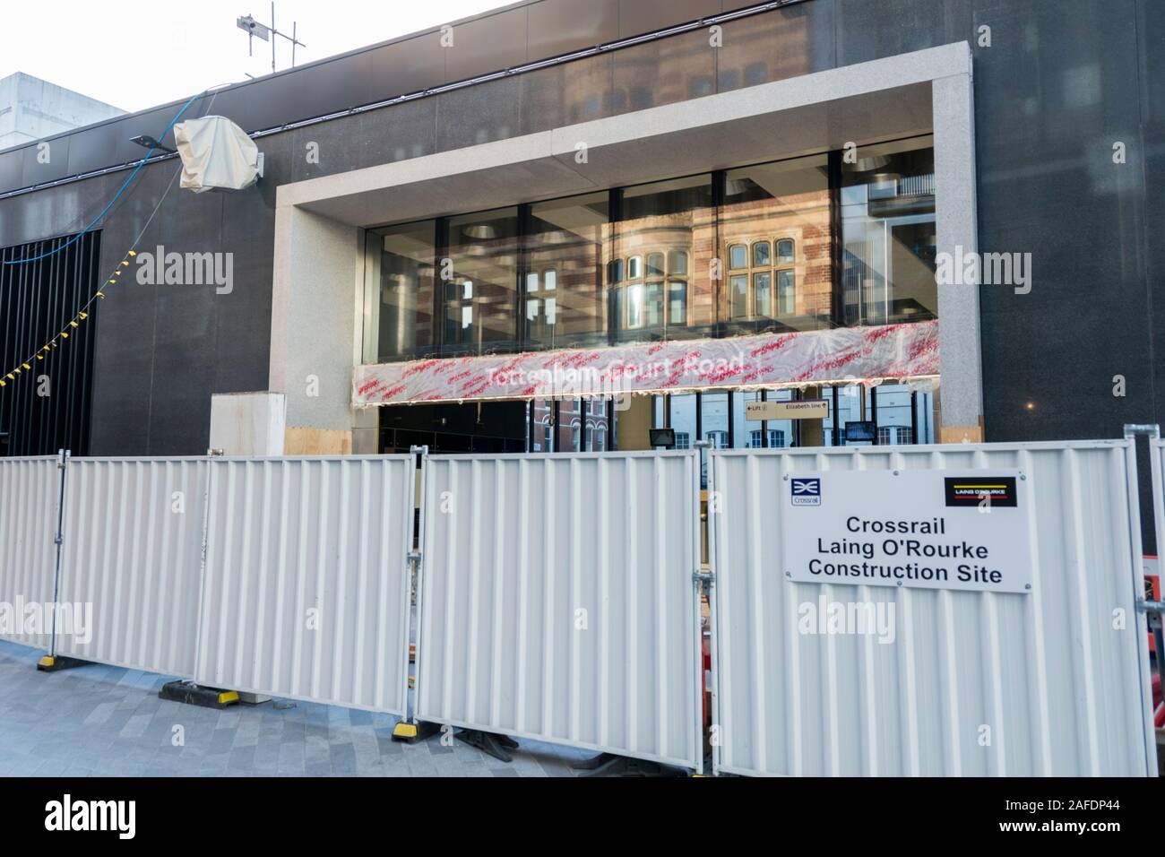 Elizabeth segnaletica di linea sotto si avvolge su Oxford Street come parte del TFL Tottenham Court Road progetto Crossrail, London, Regno Unito Foto Stock