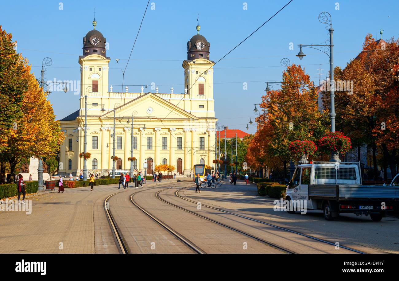 Grande Chiesa Riformata presso la piazza Kossuth con binari tranviari e di alberi in autunno colori in una giornata di sole. Debrecen, Ungheria. Foto Stock