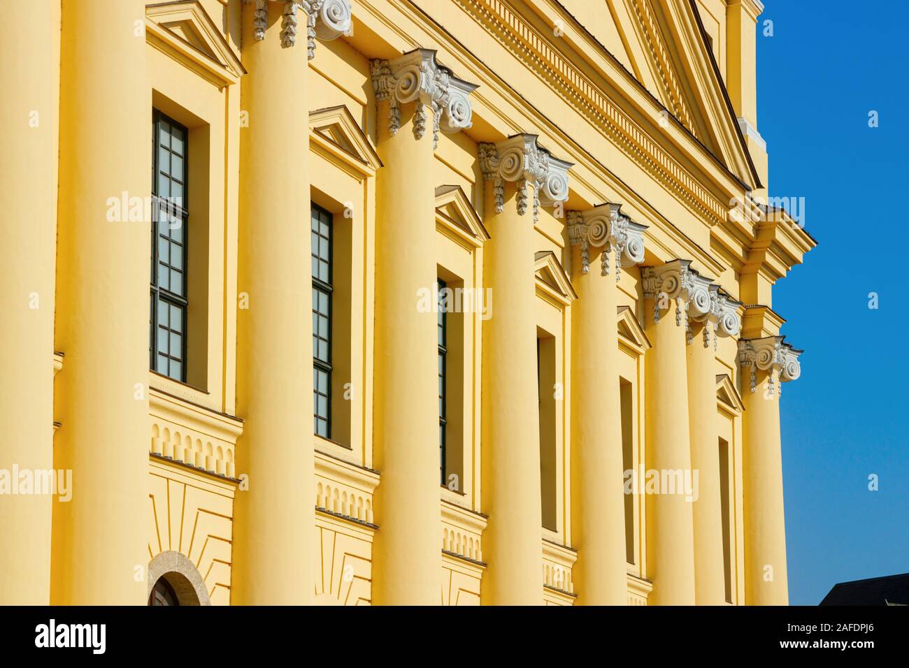Giallo, facciata neoclassica del Debrecen riformato grande chiesa con colonne ioniche e capitelli di stile in una giornata di sole. Foto Stock