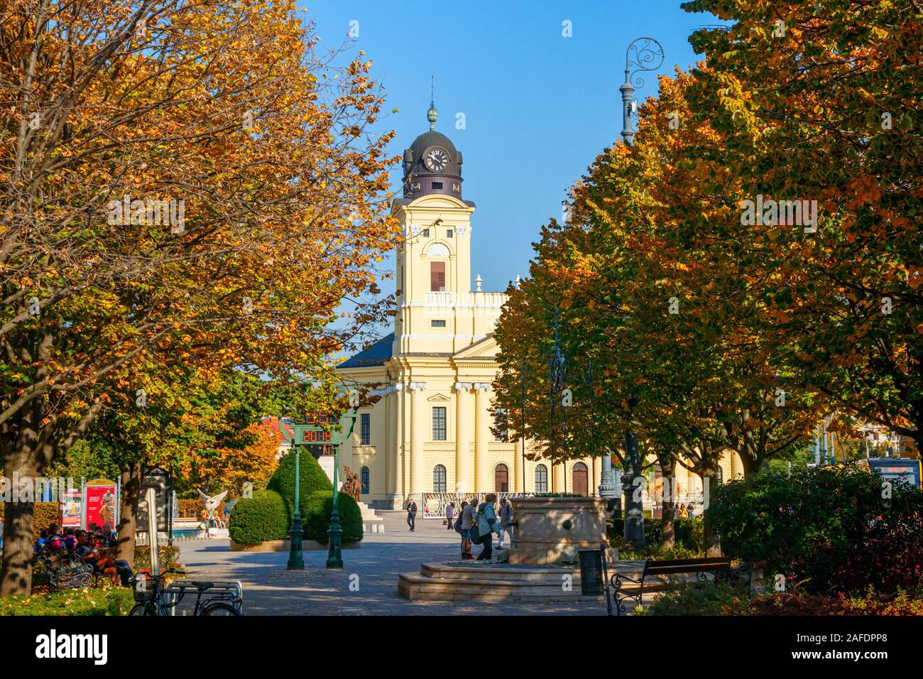 Grande Chiesa Riformata presso la piazza Kossuth con alberi in autunno colori in una giornata di sole. Debrecen, Ungheria. Foto Stock
