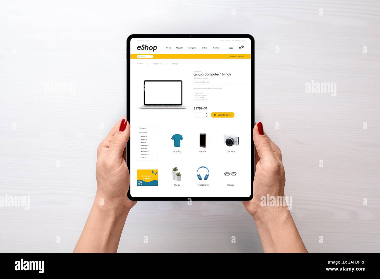 Moderno commercio elettronico sito web su tablet nelle mani della donna. Vista superiore, piatto scena laici. Concetto di shopping online Foto Stock