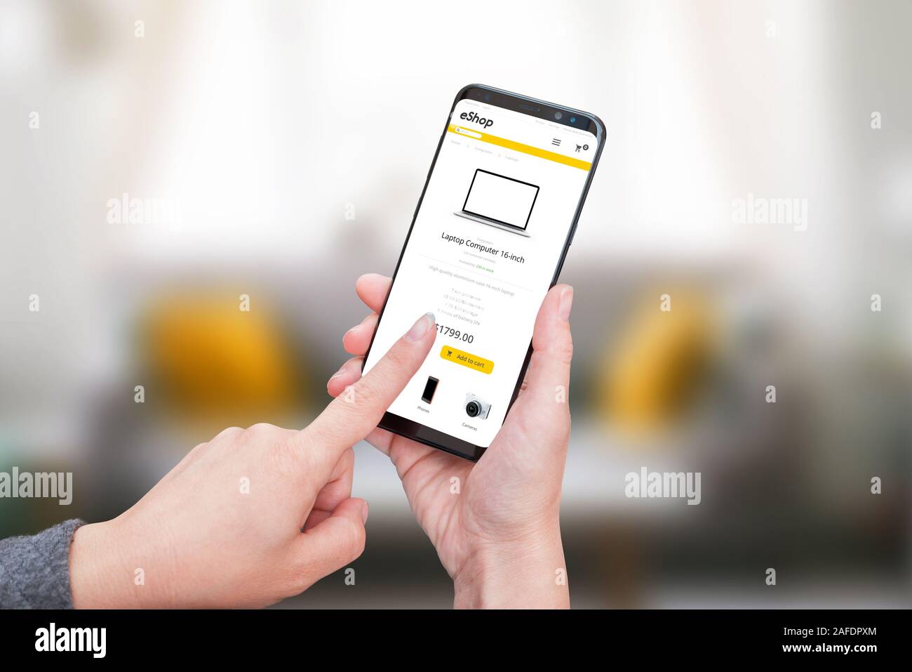 Shoping on line con il telefono cellulare. Design piatto e-commerce app o un sito web Concetto con dispositivi di tecnologia. Close-up Foto Stock
