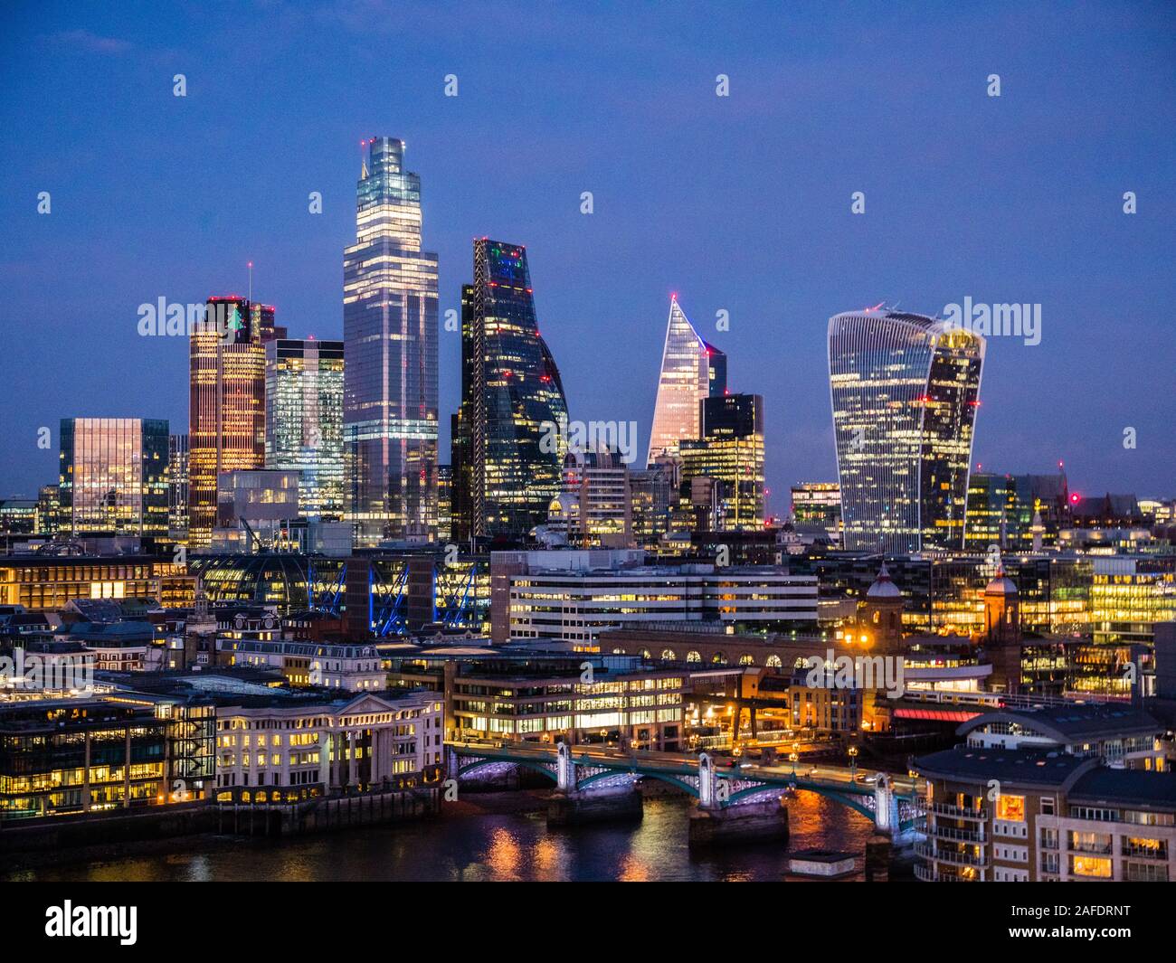 Drammatico paesaggio bello, città di Londra, Inghilterra del Centro Business, di notte, England, Regno Unito, GB. Foto Stock