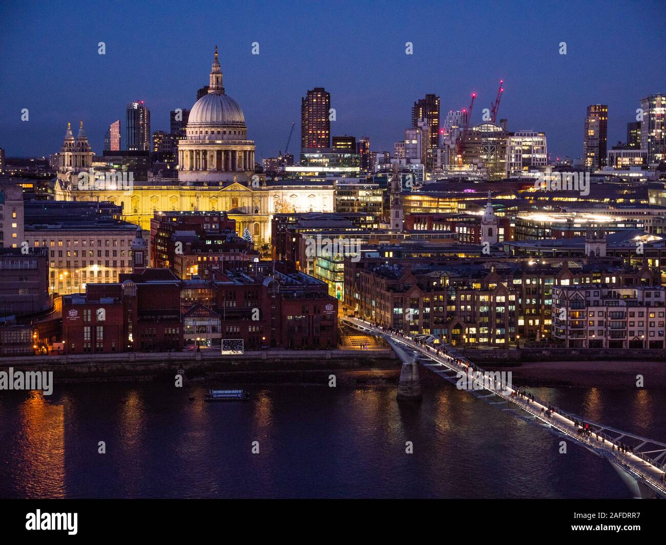 La Cattedrale di St Paul, Millennium Bridge, il fiume Tamigi e praticamente il tempo a Londra, Inghilterra, Regno Unito, GB. Foto Stock