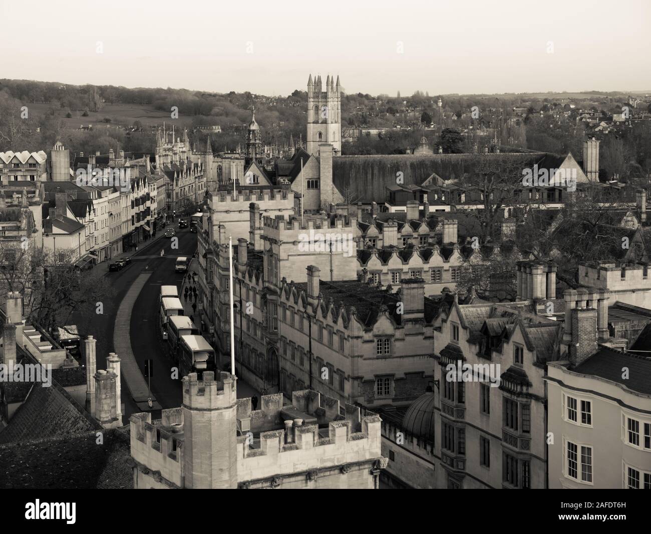 Bianco e Nero paesaggio di Magdalen Tower, Università di Oxford, Oxfordshire, England, Regno Unito, GB. Foto Stock