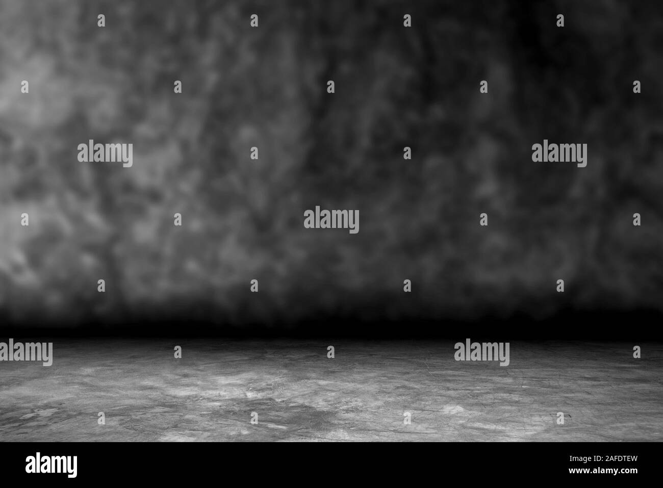 Dark superficie di calcestruzzo, tonalità nera, pavimento grezzo (possibile scrivere testo) Foto Stock