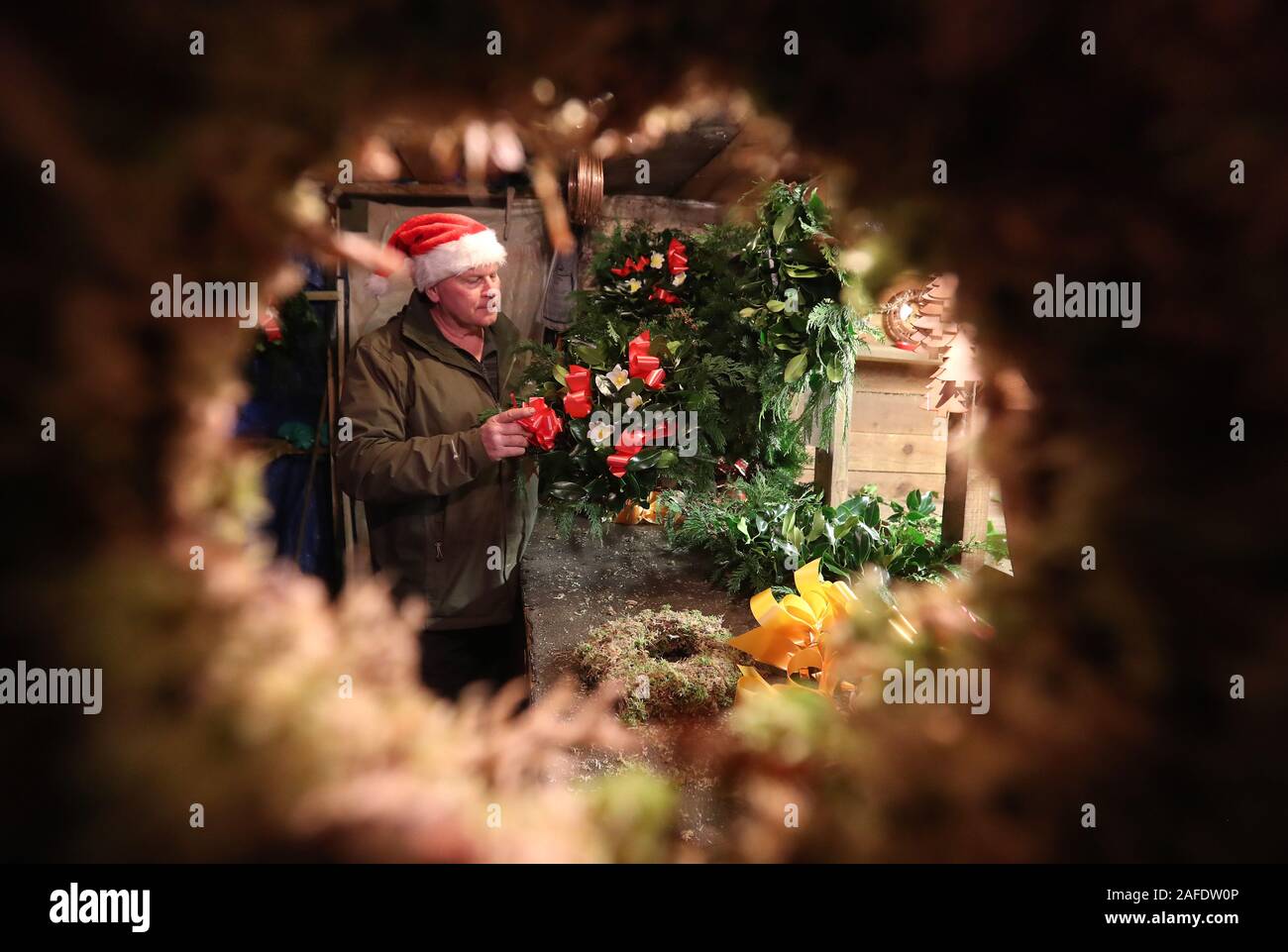 Bryce Graham rende ghirlande di Natale al Smiddy a Blair Drummond vicino a Stirling. Foto di PA. Picture Data: domenica 15 dicembre, 2019. Vedere PA storia XMAS ghirlande . Foto di credito dovrebbe leggere: Andrew Milligan/PA FILO Foto Stock