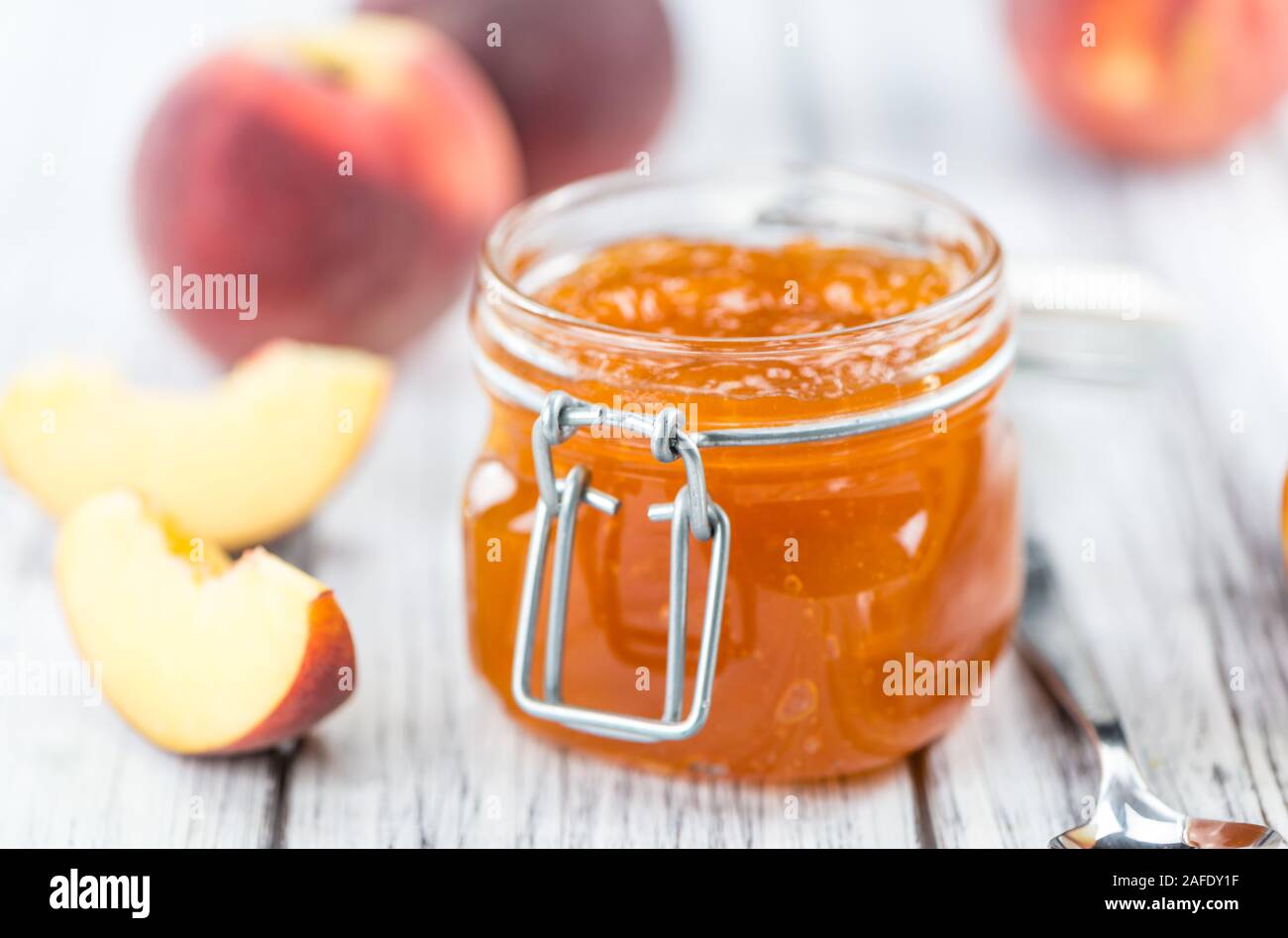 Porzione di confettura di pesche (close-up shot) su un vecchio tavolo in legno Foto Stock