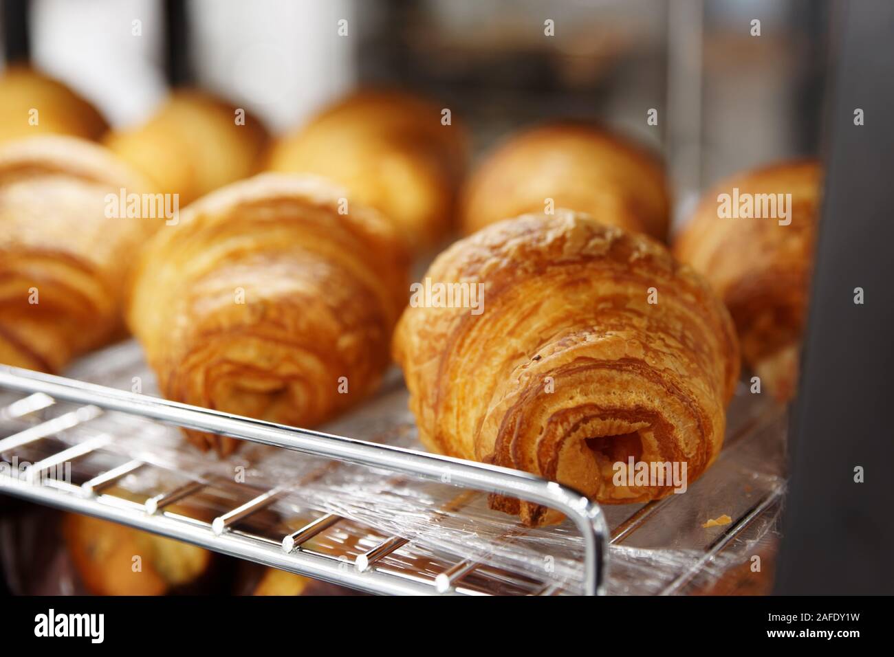 Cornetti cotta sulla griglia in metallo, close-up Foto Stock