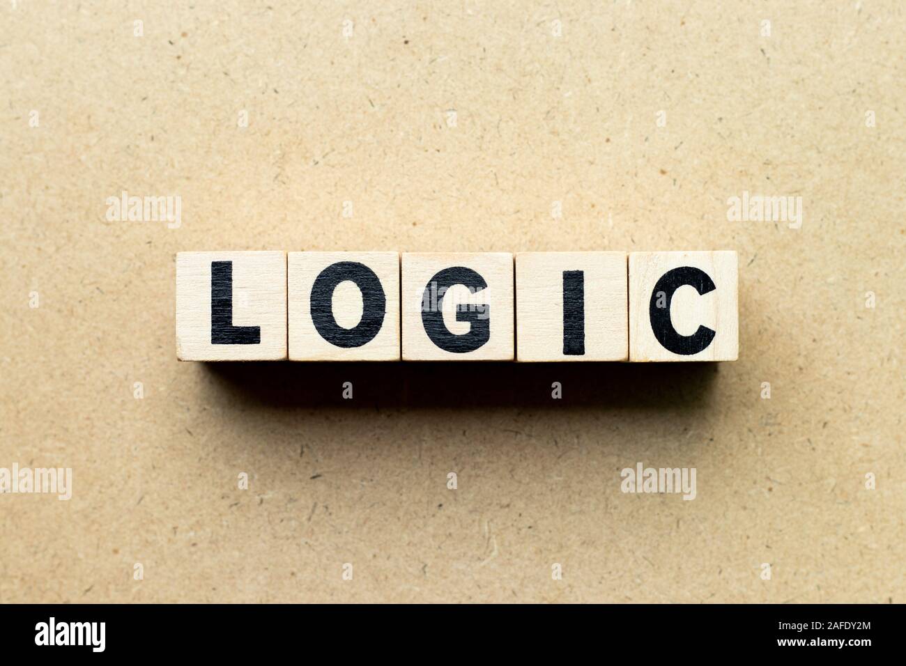 Blocco lettera nella parola logica su uno sfondo di legno Foto Stock
