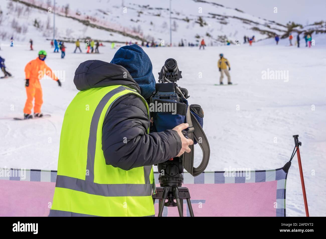 Dietro la scena. Sport Abstaract cameraman con videocamera su cavalletto,  le riprese del film di scena a su una pista da sci Foto stock - Alamy