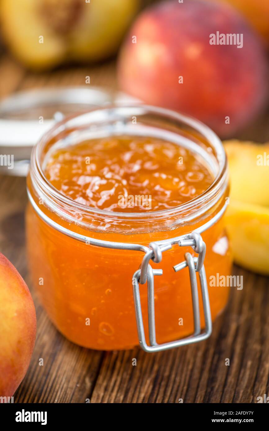 Porzione di confettura di pesche (close-up shot) su un vecchio tavolo in legno Foto Stock