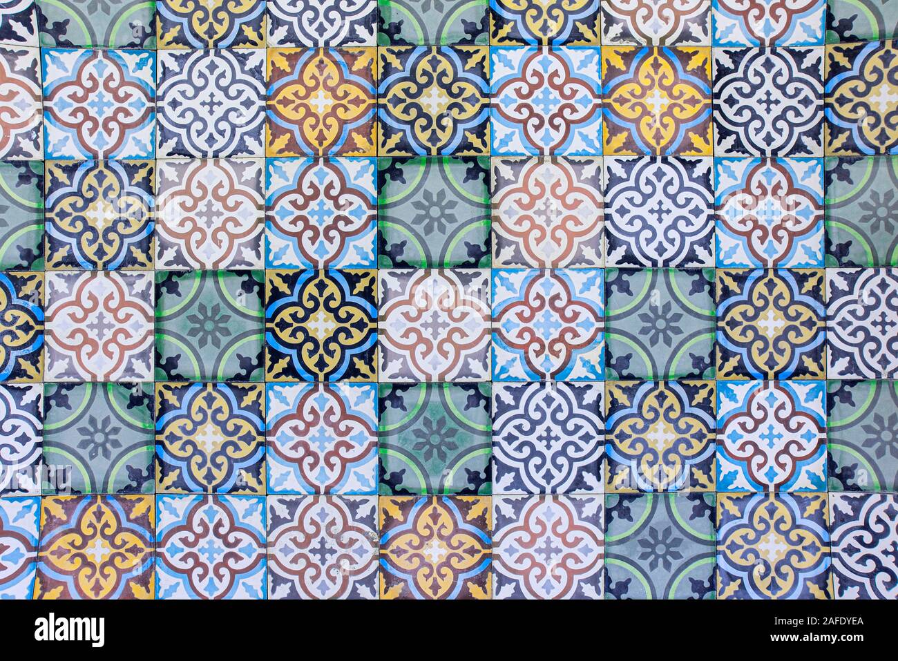Piastrelle marocchine con tradizionali motivi arabi, piastrelle in ceramica pattern come texture di sfondo Foto Stock