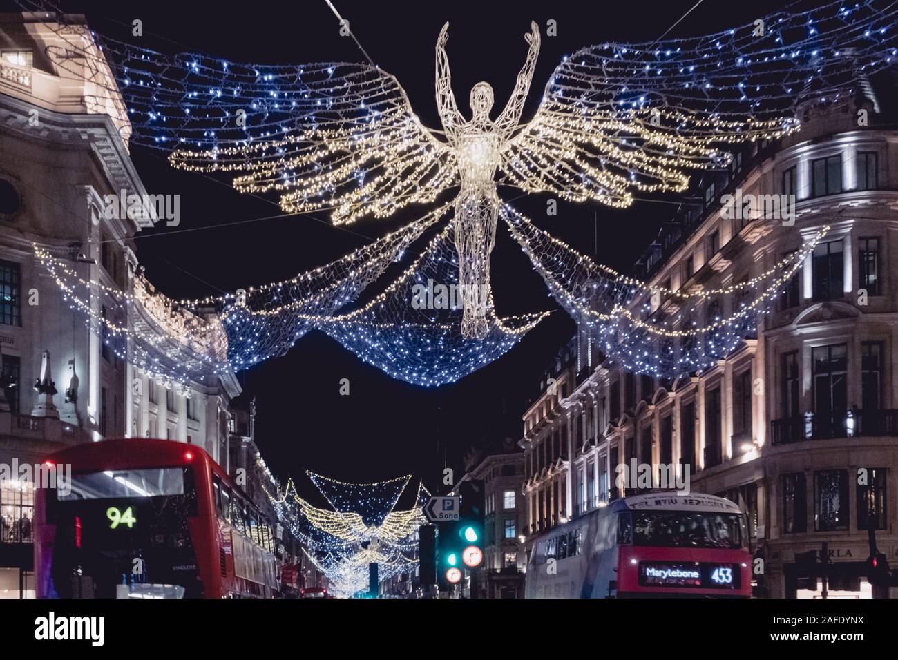 London, England, Regno Unito - 13 dicembre 2019: Londra festa di Natale le luci di strada e di decorazioni su Regents Street Foto Stock