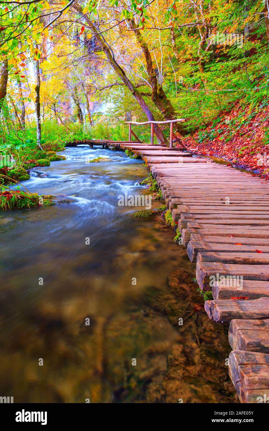 Famosi laghi di Plitvice e sentiero in legno con bellissimi colori autunnali e magnifiche vedute delle cascate del parco nazionale di Plitvice in Croazia Foto Stock