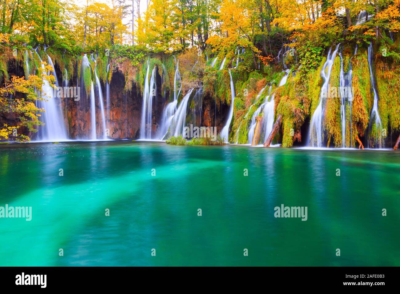 Famosi laghi di Plitvice con splendidi colori autunnali e magnifiche vedute delle cascate in Croazia, il Parco nazionale di Plitvice Foto Stock