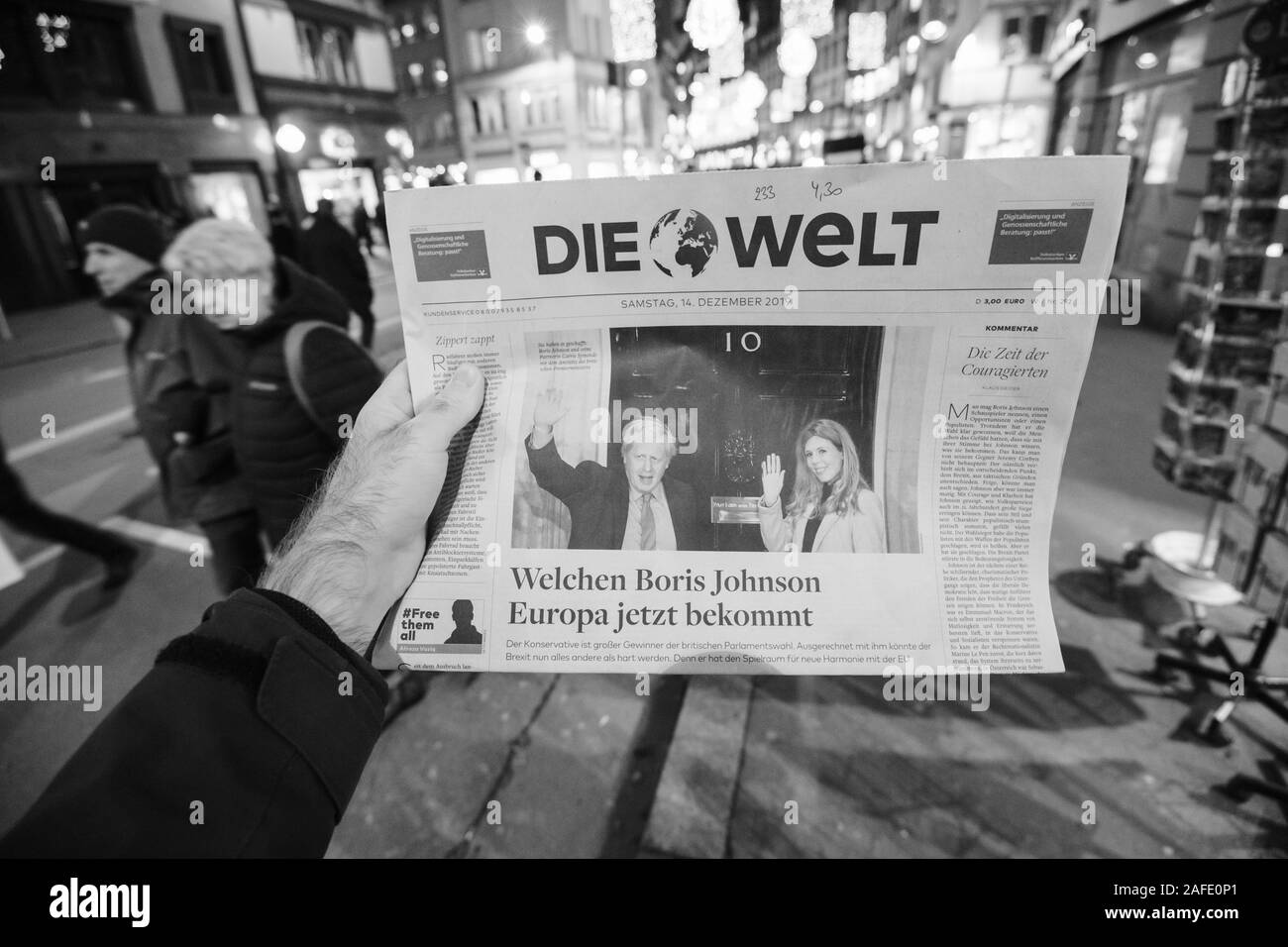 Parigi, Francia - Dic 14, 2019: l uomo della lettura in città il tedesco Die Welt giornale raffigurante un Primo Ministro britannico Boris Johnson e il suo partner Carrie Symonds dopo aver vinto presto elezioni generali Foto Stock