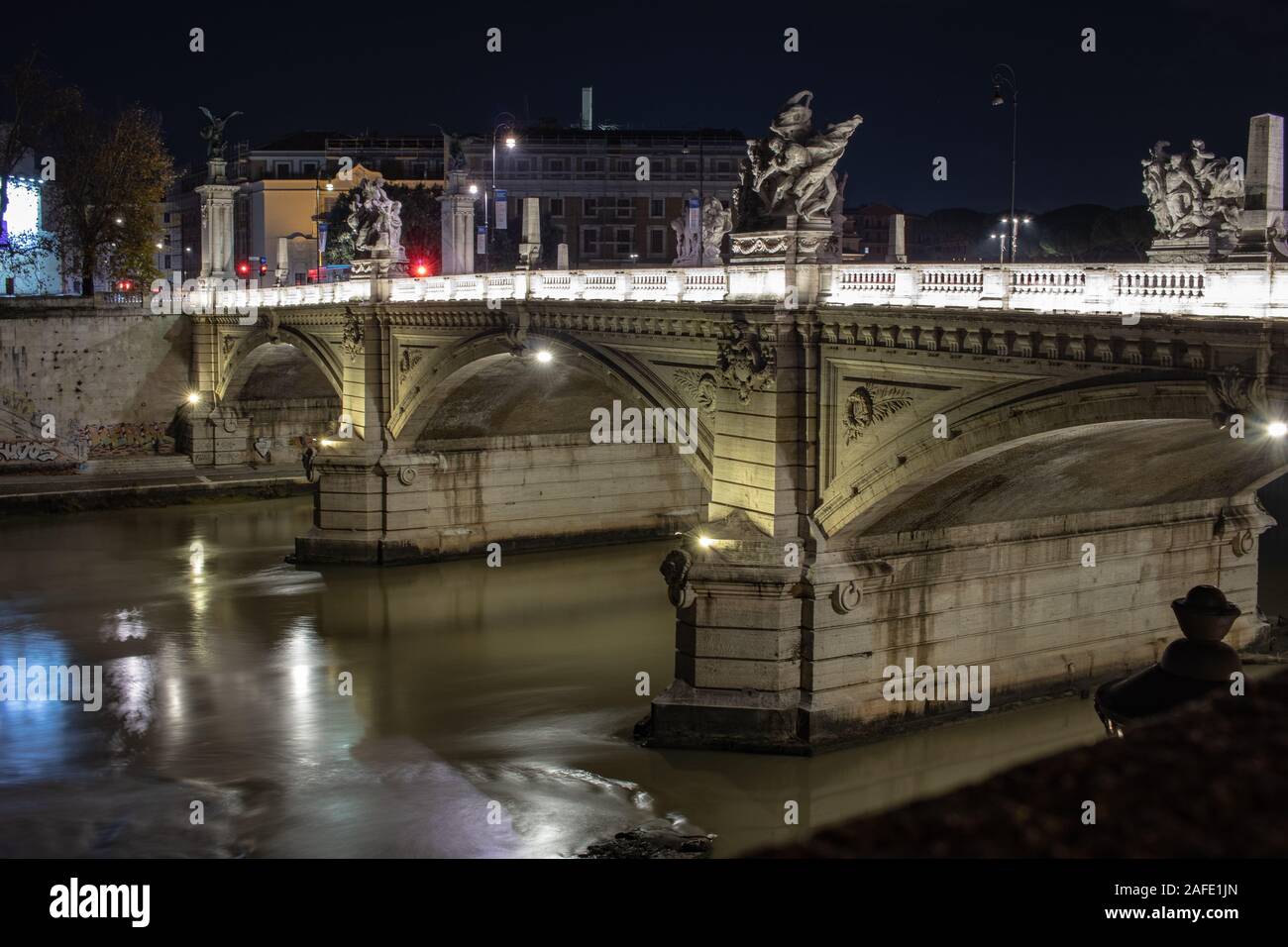 Roma, Italia 20 dicembre 2019.Ponte di angeli vicino a Sant' Angelo Castel e la Città del Vaticano con vista del fiume Tevere. In vista del pernottamento. Foto Stock