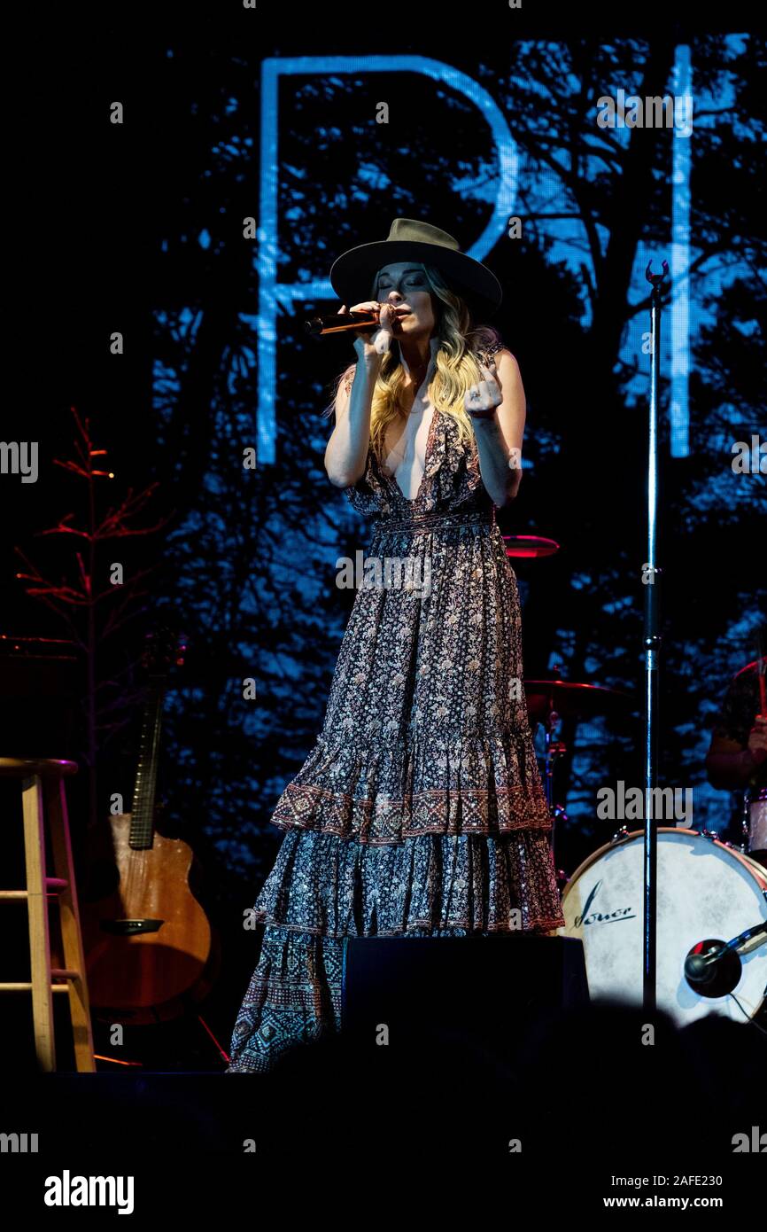 Hollywood FL, Stati Uniti d'America. Xiv Dic, 2019. LeAnn Rimes compie durante il suo voi e me e Tour di Natale presso il Seminole Casino Coconut Creek sul dicembre 14, 2019 in Coconut Creek, Florida. Credito: Mpi140/media/punzone Alamy Live News Foto Stock