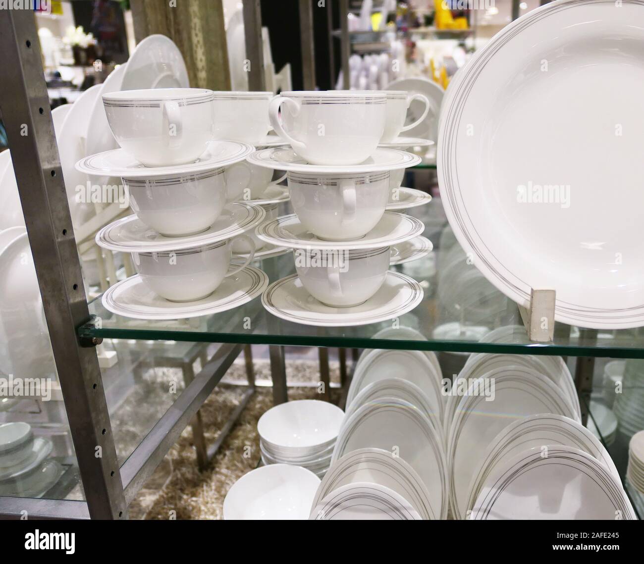 Tazze in stoviglie shop Foto Stock