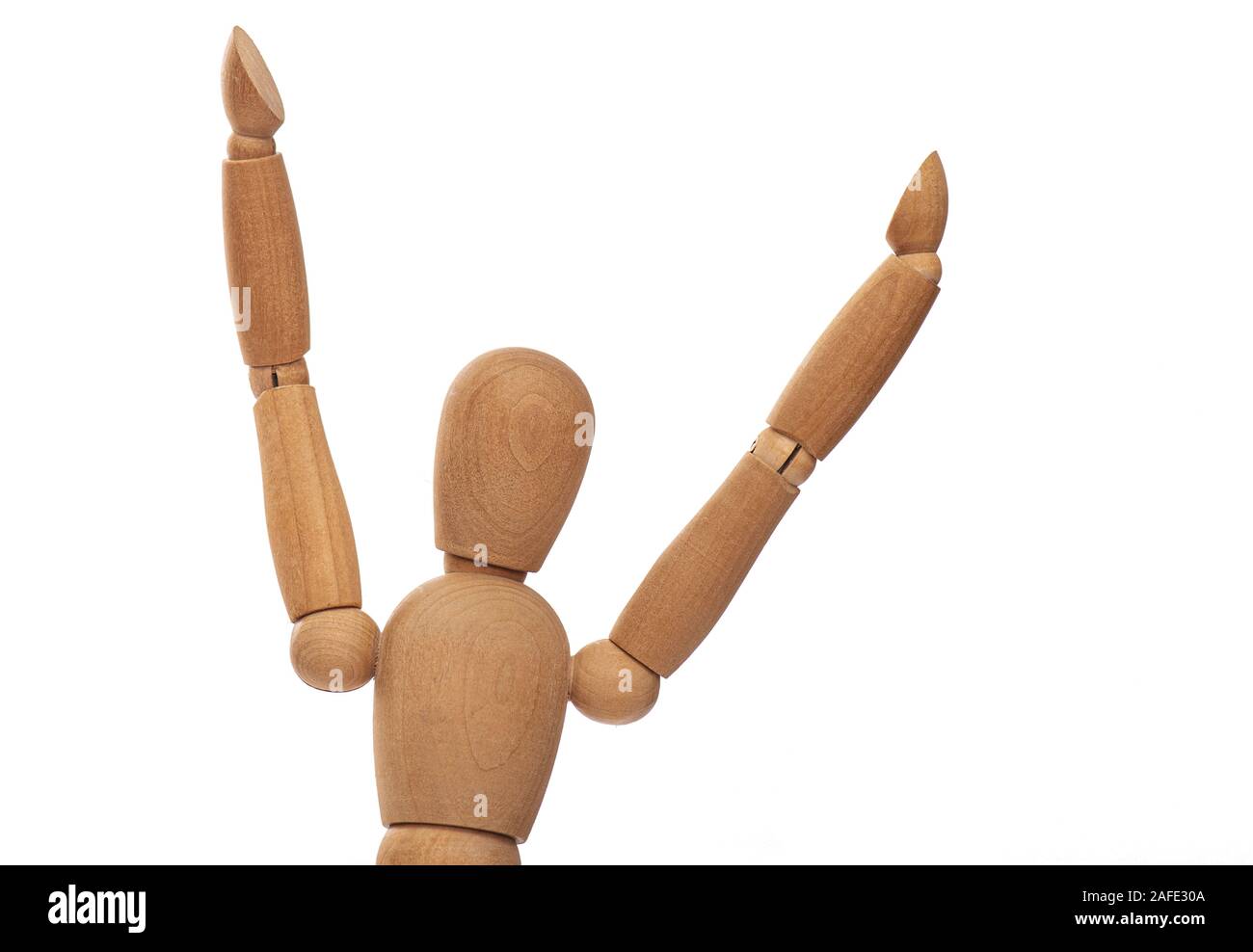 Figura in legno, la bambola, manichino con le braccia sollevate isolati su sfondo bianco Foto Stock