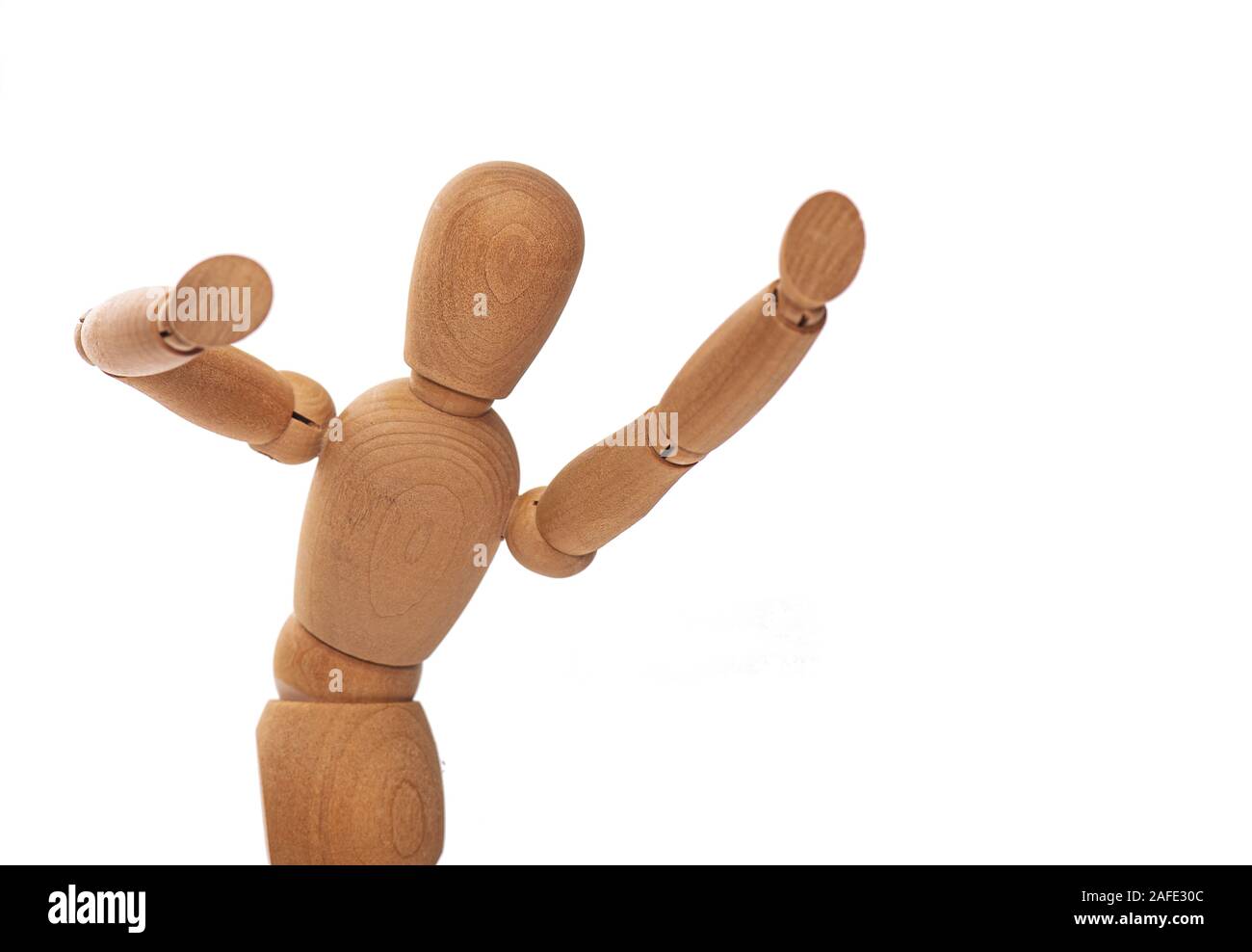 Figura in legno, la bambola, manichino con le braccia sollevate isolati su sfondo bianco Foto Stock