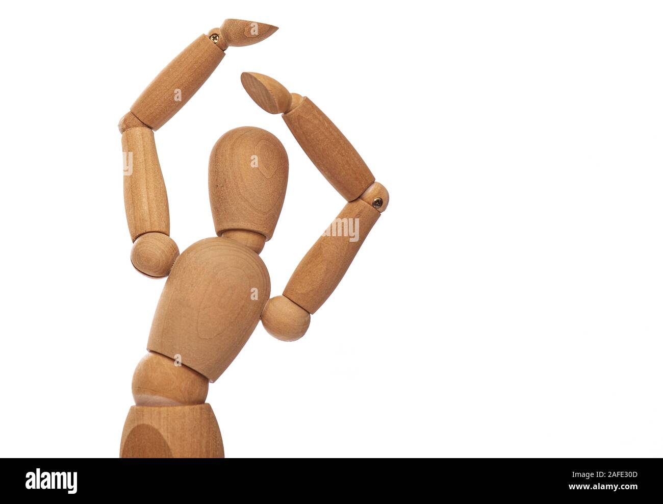 Figura in legno, la bambola, manichino con le braccia sollevate isolati su sfondo bianco Foto Stock