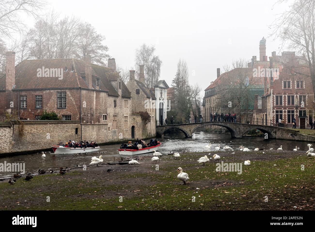 Visualizzazione classica di canali e barche in Bruges , Belgio Foto Stock