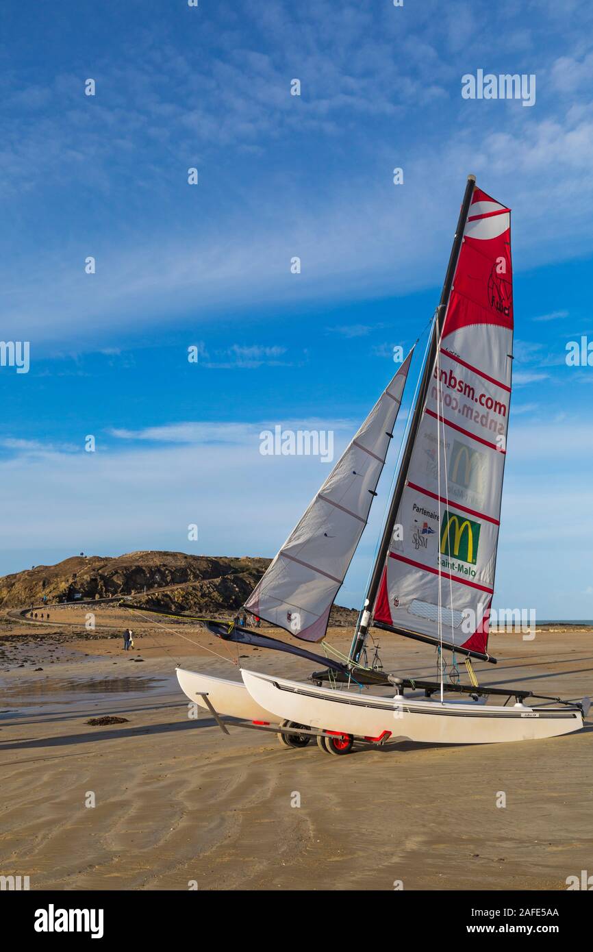 Catamarano con Grand essere isola in distanza a St Malo, Saint Malo, Bretagna Francia nel dicembre - accessibile a piedi a piedi con la bassa marea Foto Stock