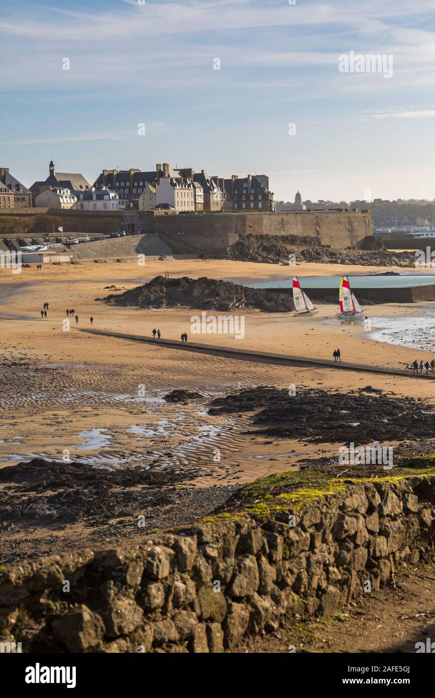 Case con mura e bastioni da Grand da isola a bassa marea a St Malo, Saint Malo, Bretagna Francia nel mese di dicembre Foto Stock