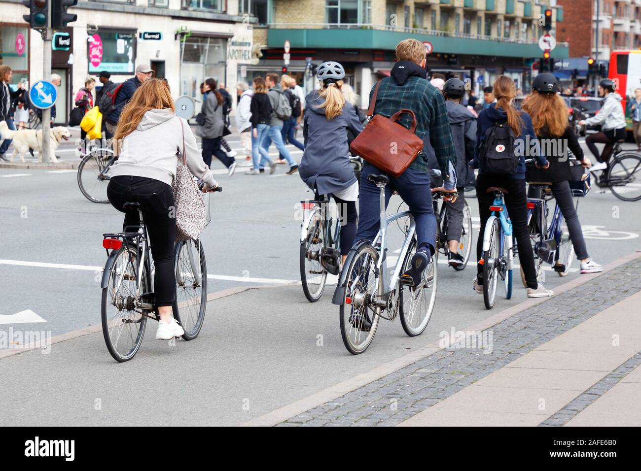 Copenhagen, Danimarca - 4 Settembre 2019: un gruppo di ciclisti ha l'arresto per trafic luce. Foto Stock
