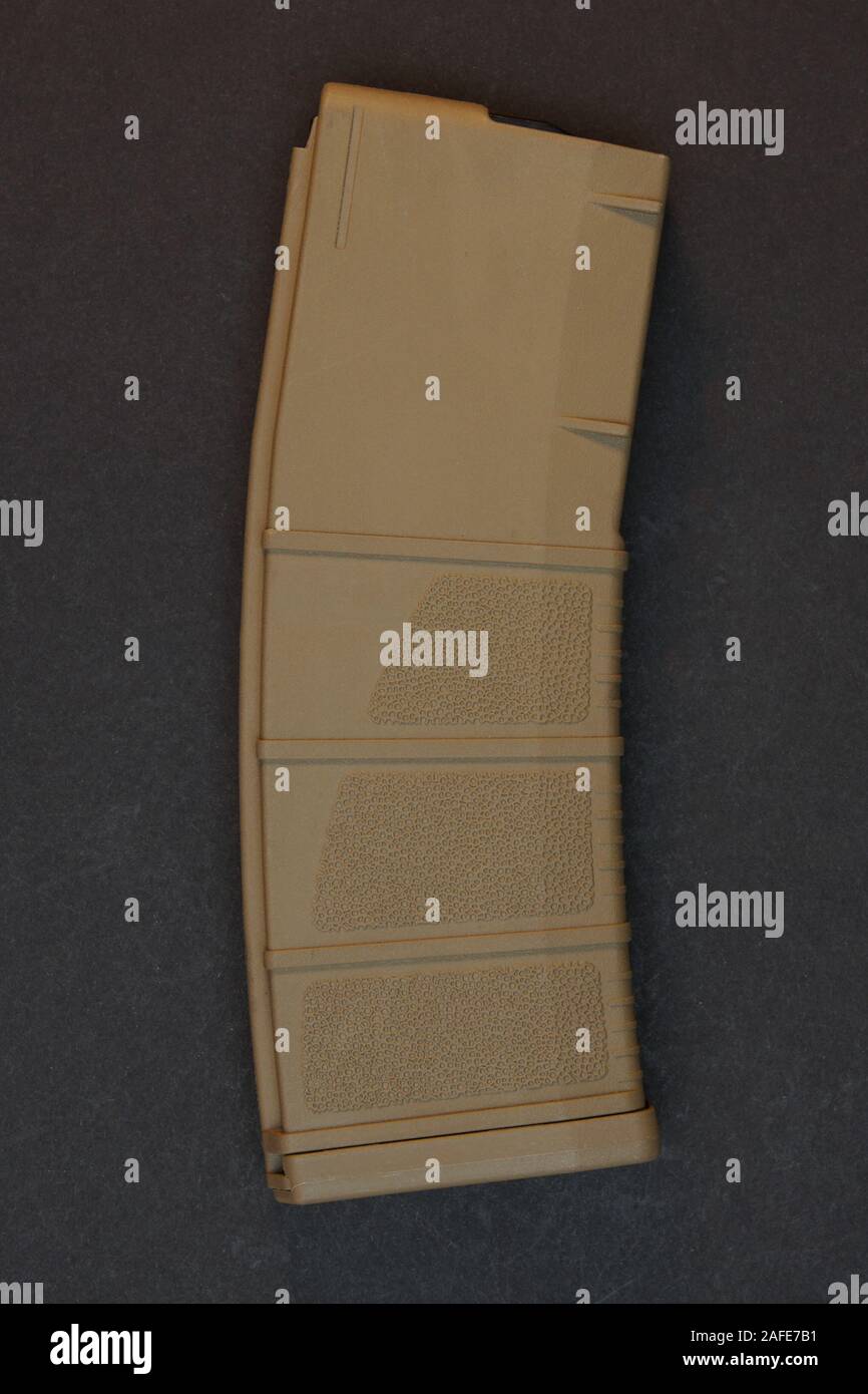 Brown 30 round AR15 magazine isolati su sfondo nero. Foto Stock